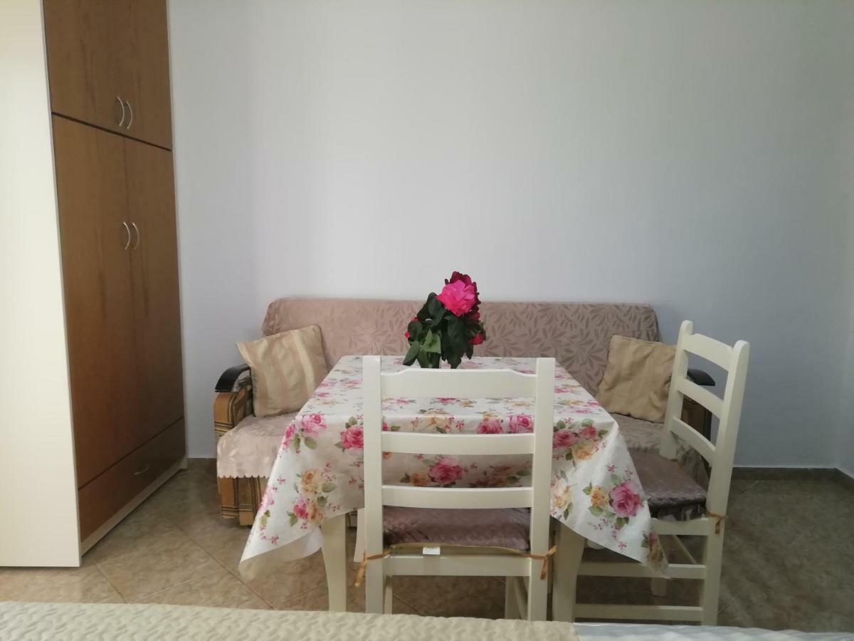 Jonny Guesthouse Ksamil Ngoại thất bức ảnh